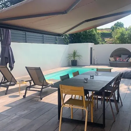 Avec Piscine Proche Et Colline Villa